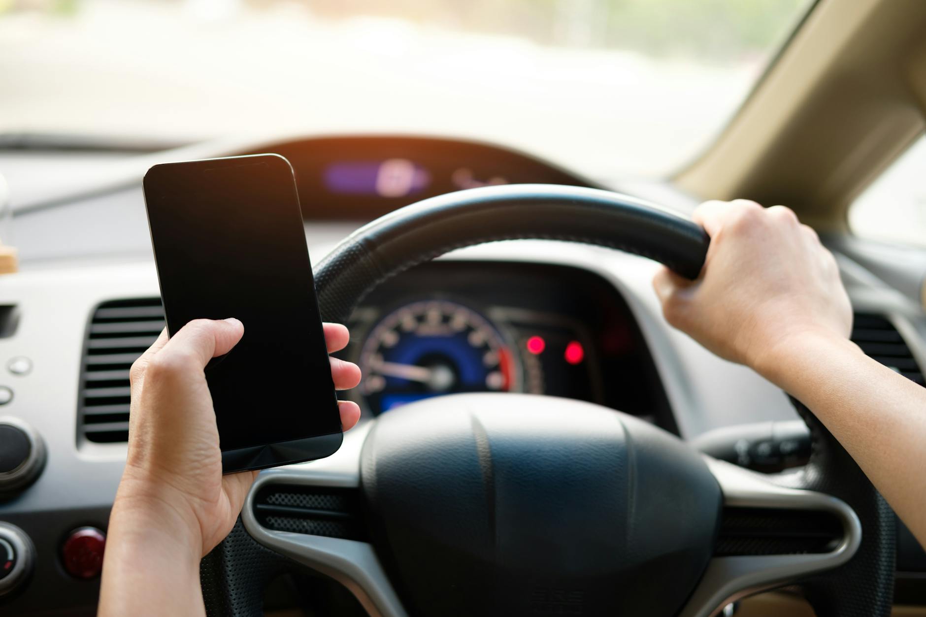 Distrazione al volante: smartphone, tablet, comandi