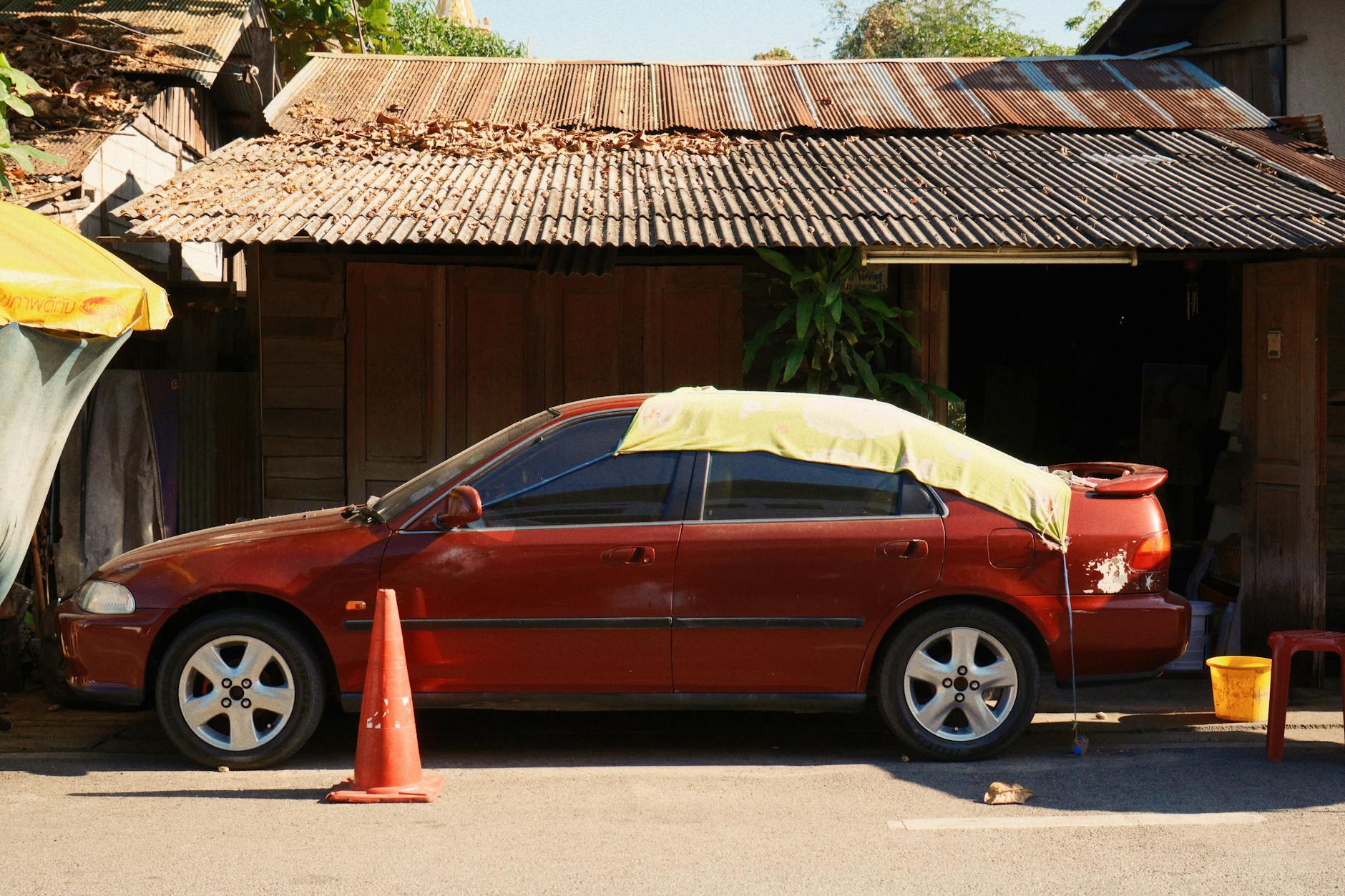 Sosta lunga in vacanza: come proteggere l'auto