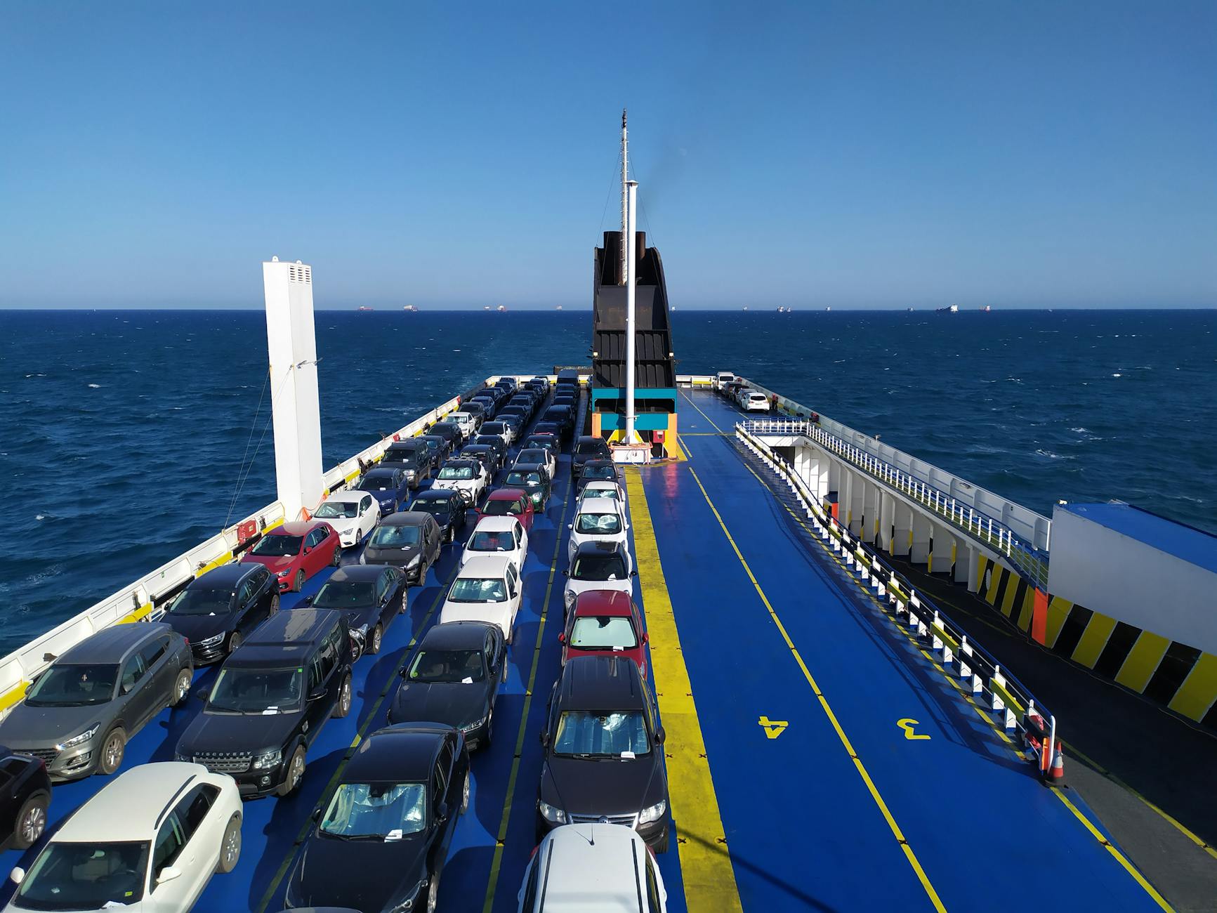 Traghetti e auto: come prenotarli e regole